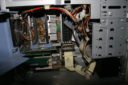 HP Server, indicating a classical computer that uses bits to process information unlike a quantum computer that uses qubits